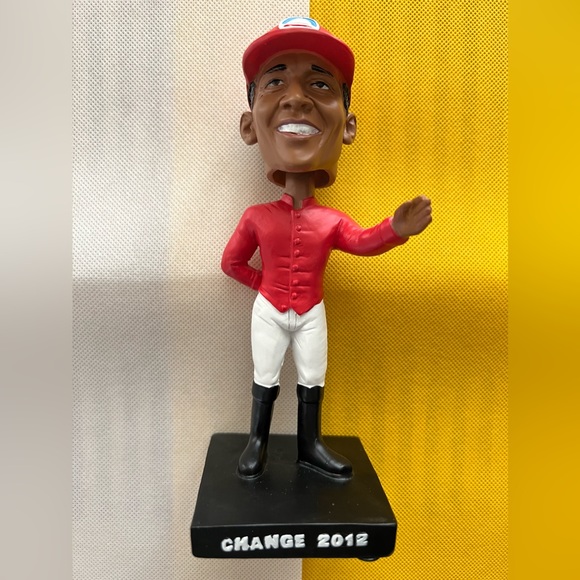 Barack Obama 7 Inches Tall Polyresin Bobblehead Action Figure - Picture 6 of 12